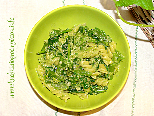 makaron z migdałowym pesto