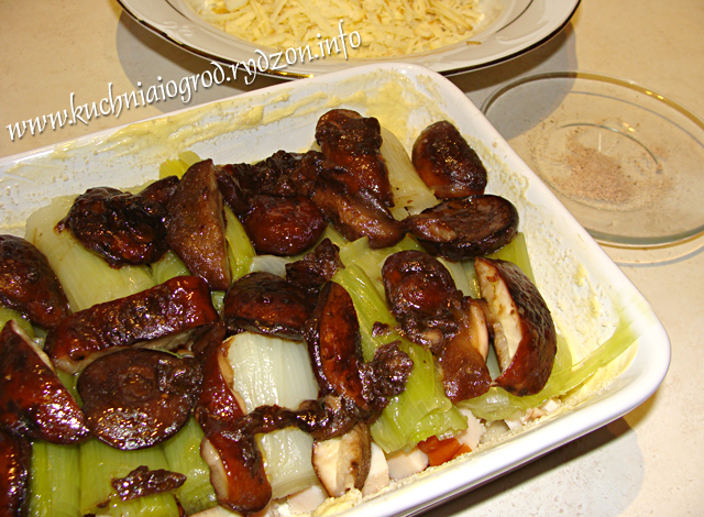 Zapiekanka z porów, podgrzybków i wędzonego kurczaka